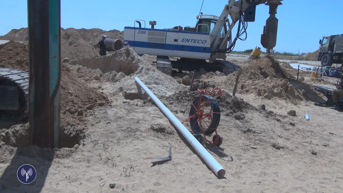 כלי הנדסיים חושפים את המנהרה