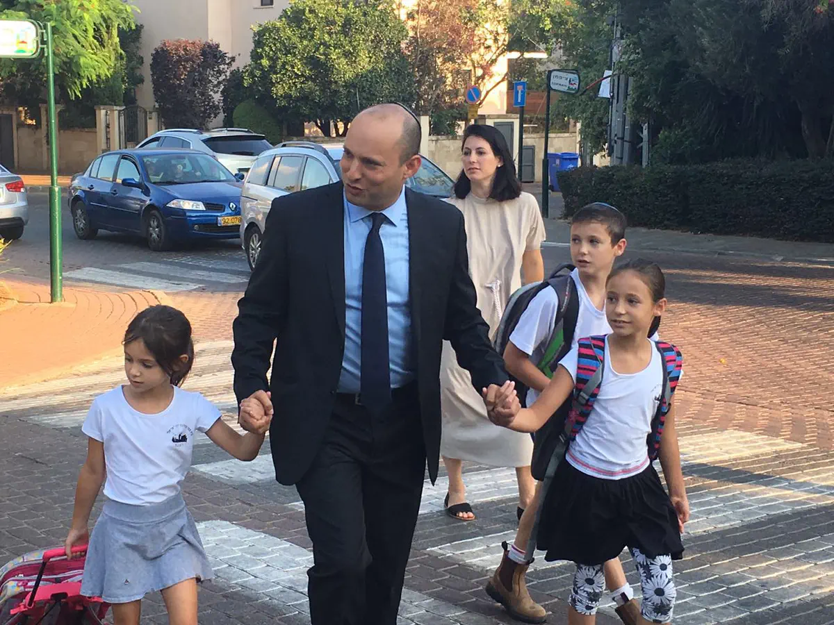 שר החינוך בנט מלווה את ילדיו