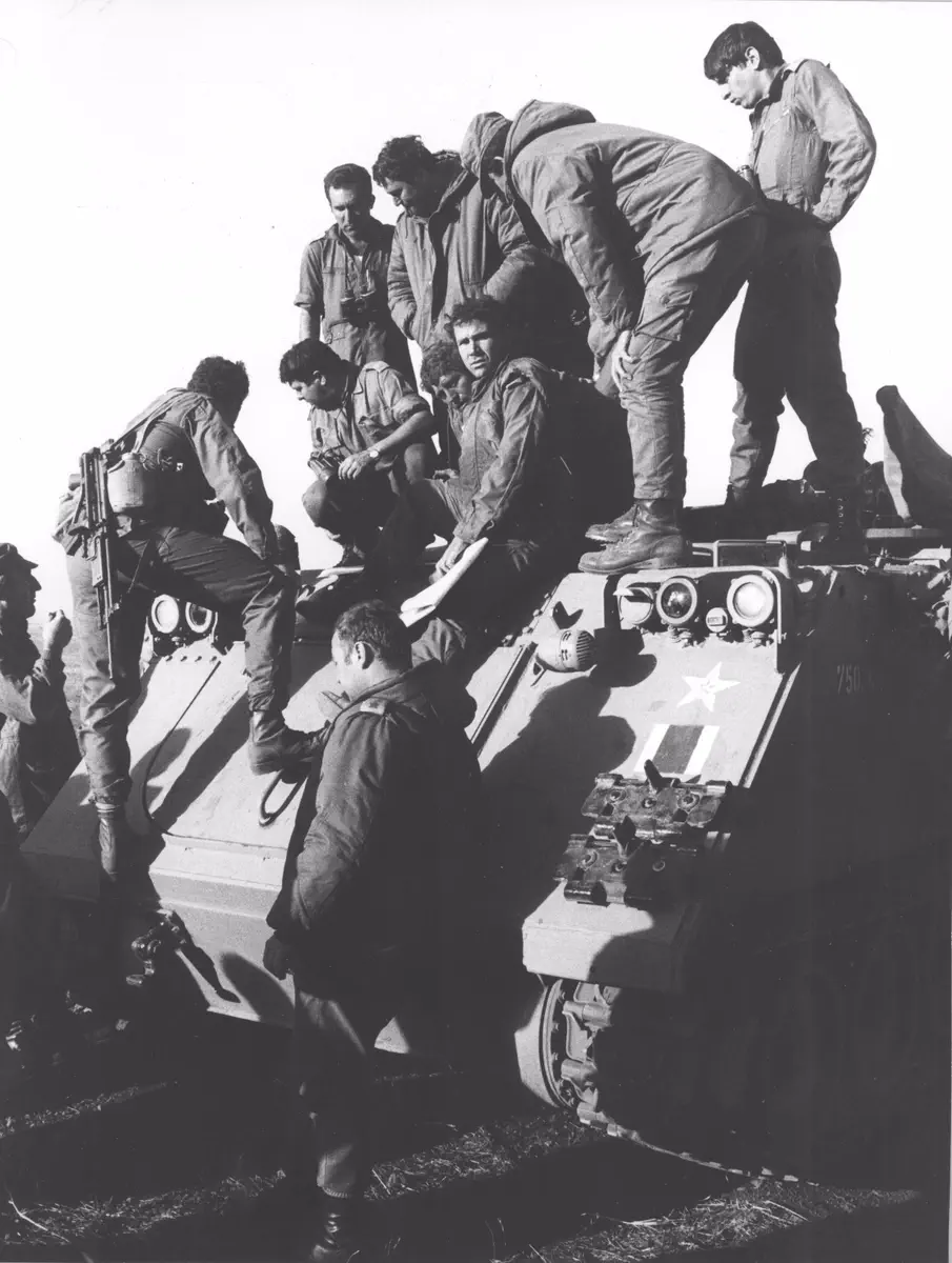 יוני נתניהו עם חיילים על נגמ&quot;ש M-113