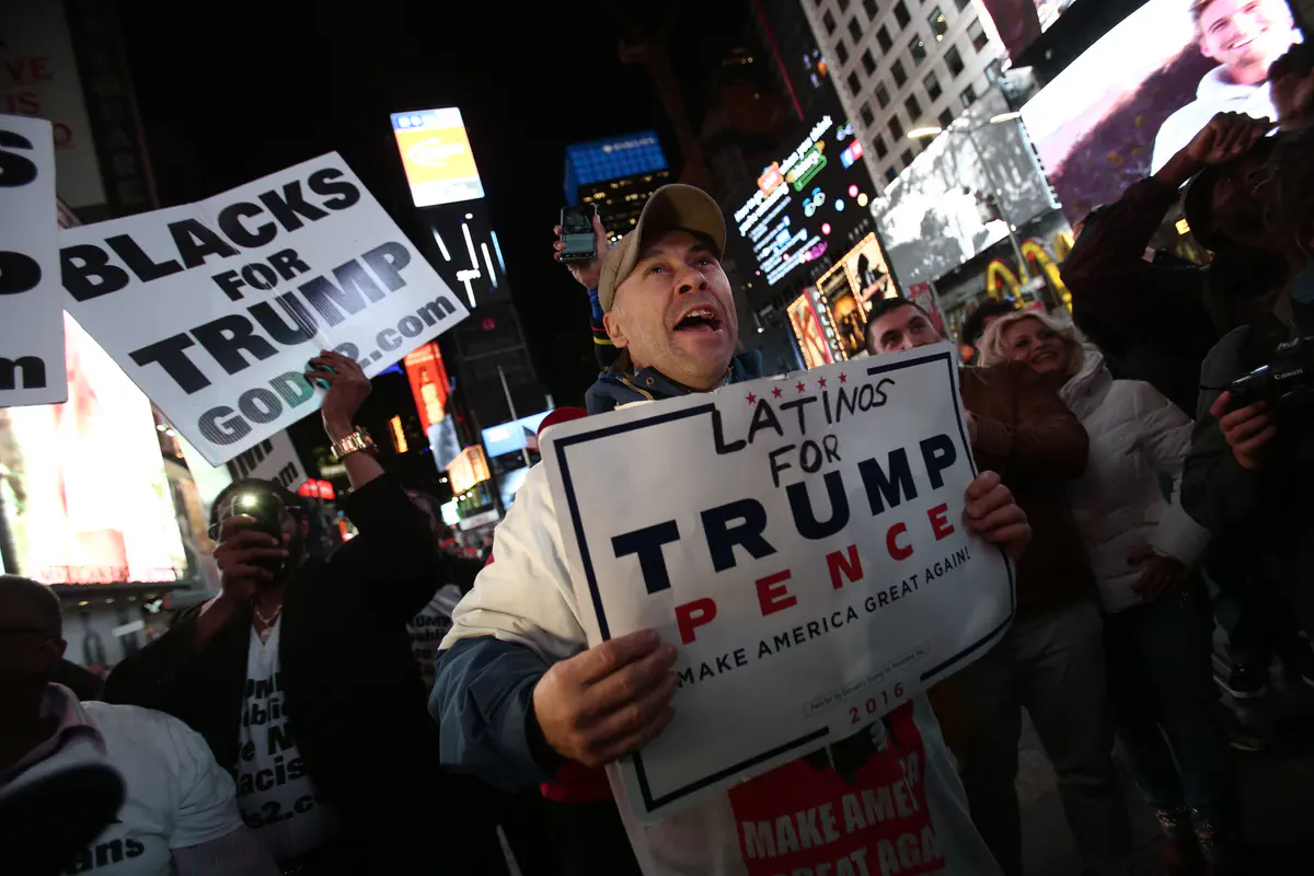תומכי טראמפ צופים במשדרי הבחירות בהתלהבות