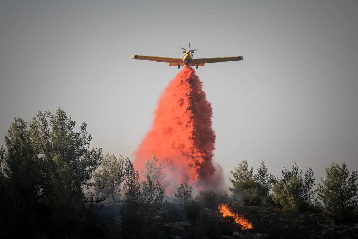 מטוס כיבוי בפעולה