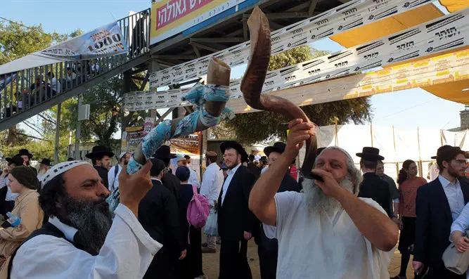 Hundreds of thousands at Meron for Lag Ba'omer | Israel National News