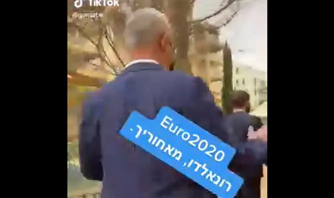 רונאלדו, שר הביטחון בני גנץ מאחוריך