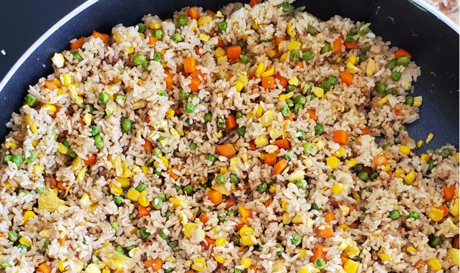 צילום: טובי הירשלר אורז מטוגן עם ירקות בסגנון אסיאתי
