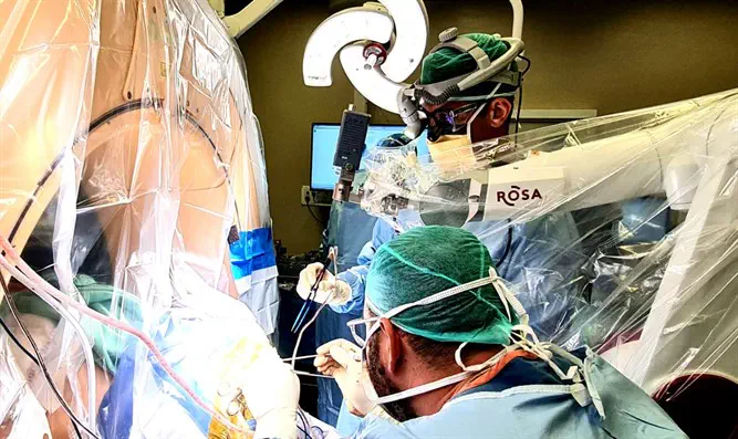 לראשונה: ניתוח מוח באמצעות רובוט