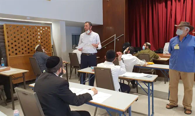 השר כהנא לנבחנים: "אתם דור העתיד"