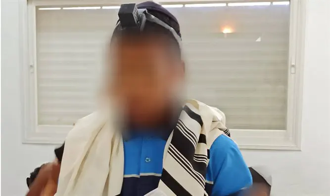 Yad L'Achim Бар-мицва через две недели после спасения из Рамаллы