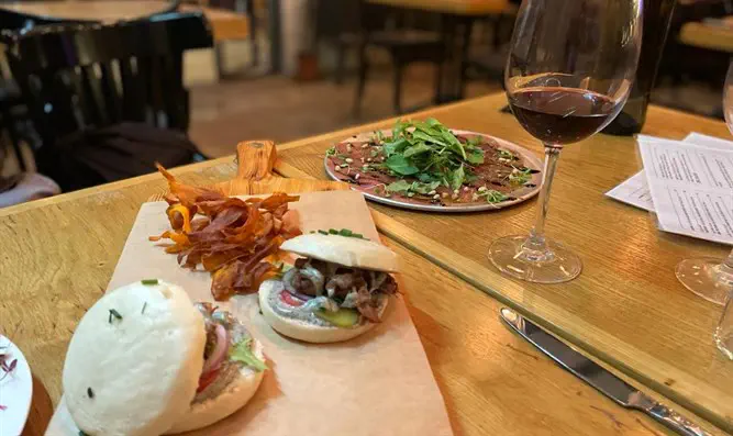 ענו על סקר דייטים ותזכו בארוחה זוגית