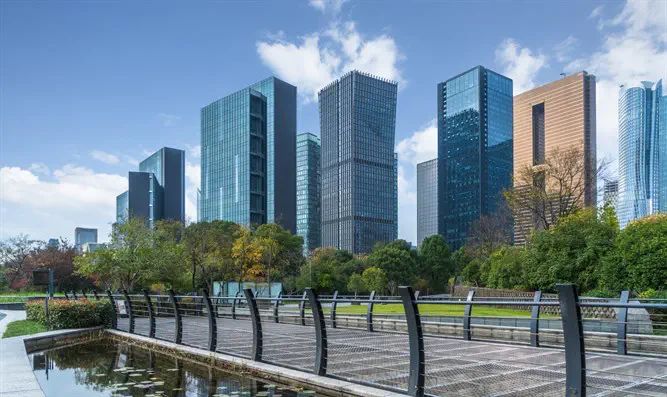 עשרות מגדלים קרסו יחד בסין