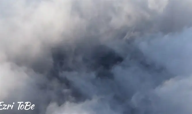 יצהר מעל העננים     