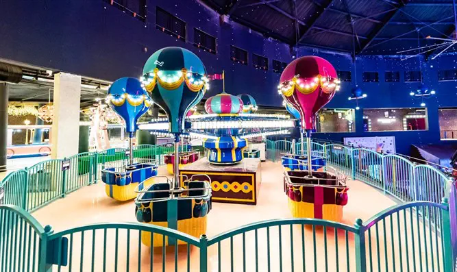 צילום: דניאל סטראבו בקביעת מזוזות וגזירת סרט הושק Magic Kass