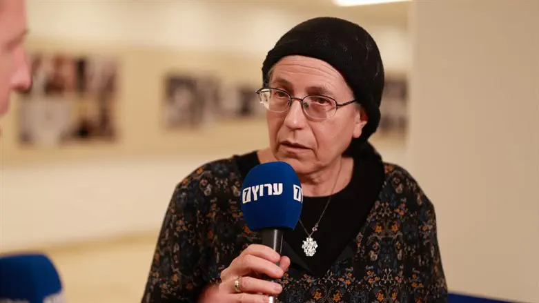 להפסיק את הדיונים לשם שבירת צום עשרה בטבת