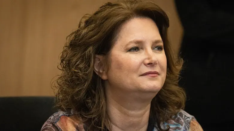 מיכל מחכה לזהבה      