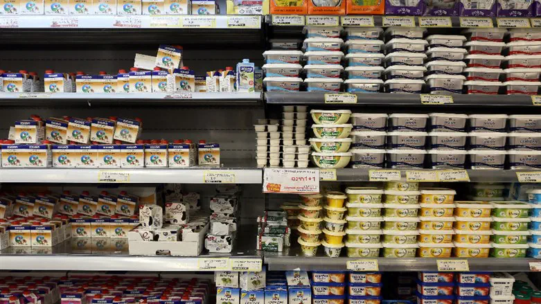 צילום: נתי שוחט פלאש 90 Supermarket chains begin limiting dairy purchases