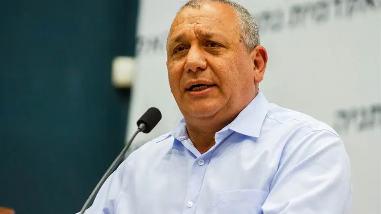 תגיד לי, ממתי יש ישיבה בחומש? הרי עבר חוק