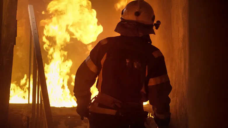 Jewish Firefighter rescues Torah from burning Long Island shul