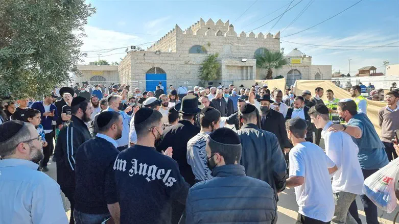 צפו: שירה וריקודים בקבר הבבא סאלי