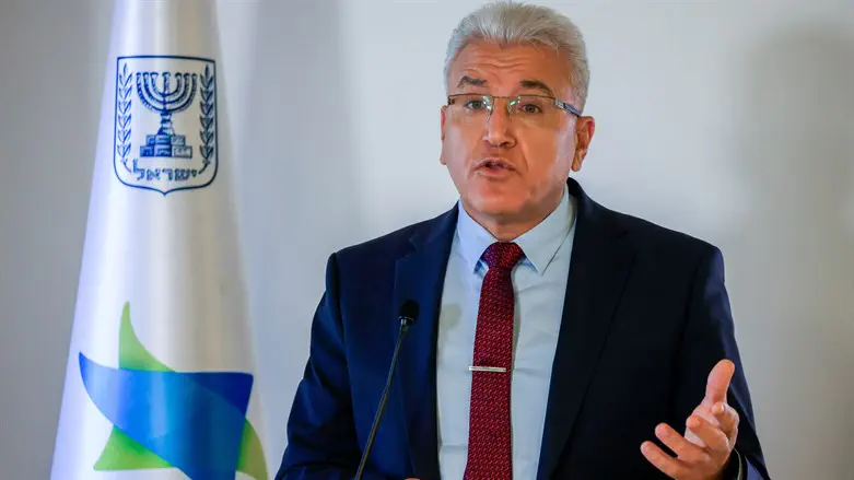 "בוחנים עבודה של עובדים חיוניים שנדבקו"