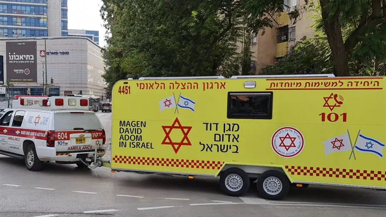 Israelis donating blood to save lives