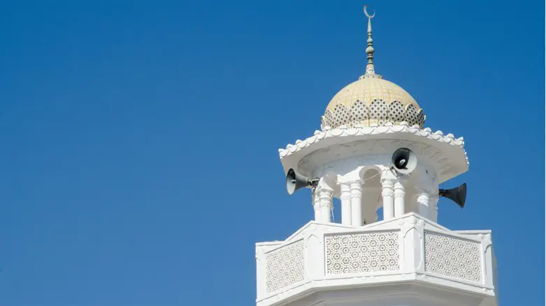 Police confiscate loudspeakers from a mosque in the Negev