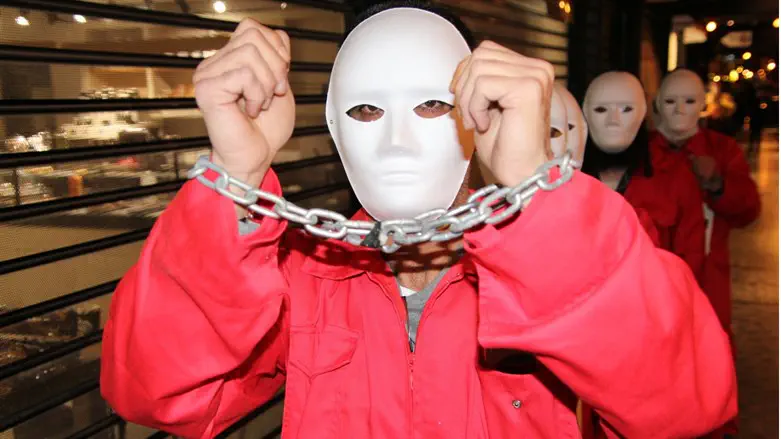 האבות הגרושים מחו ברחבת הבימה