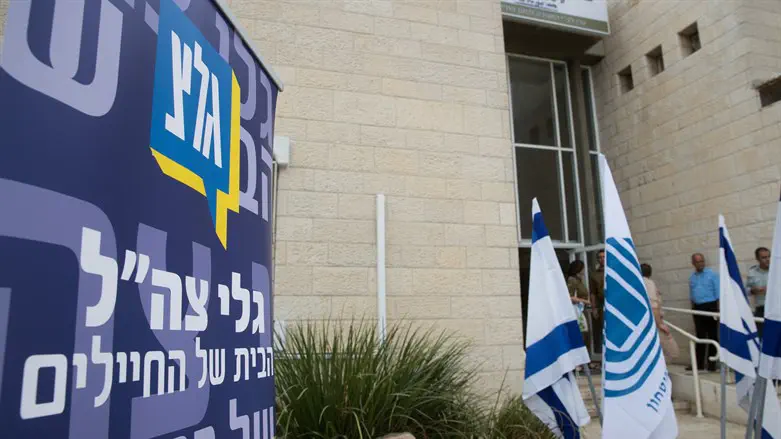 Defense Minister orders closure of Galei Zahal radio station