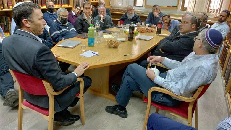 השר כהנא: אני מקבל גב הלכתי מגדולי תורה