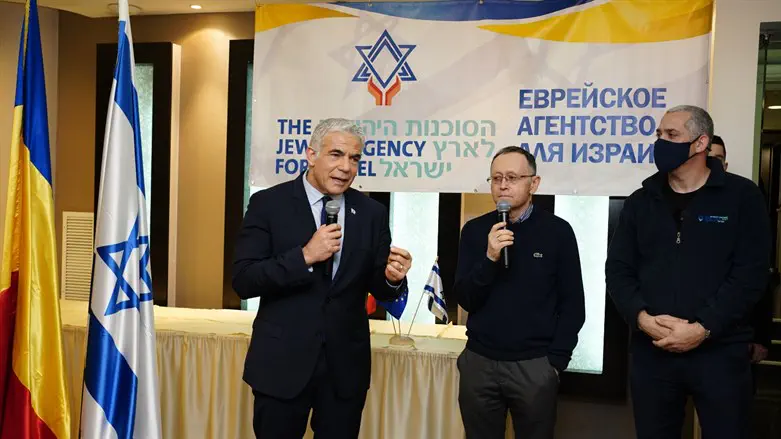 Lapid visits Jewish refugees in Romania