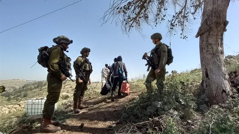 הרס בגוש שילה: משפחה פונתה מביתה, הפועלים הערבים צעקו 