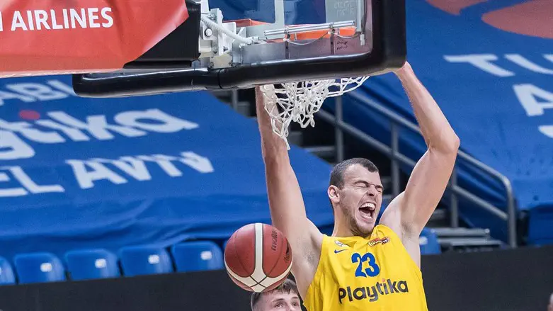 כוכב מכבי ת"א התמוטט במהלך המשחק