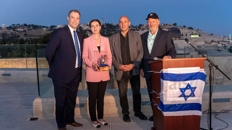 "להעביר את כל השגרירויות לירושלים"