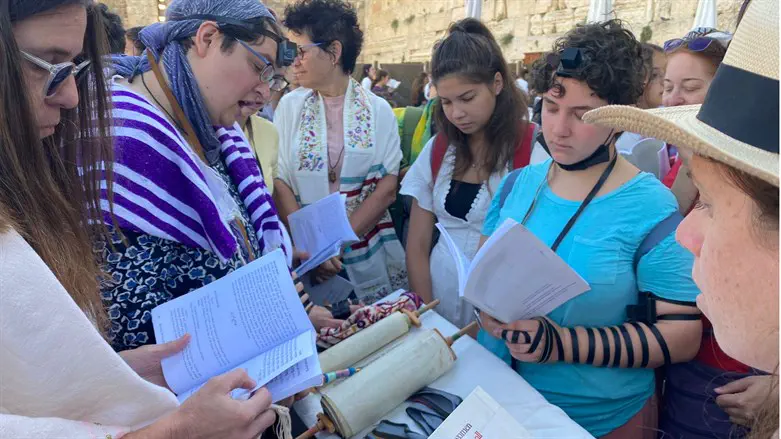 Women of the Wall use soldier to bring Torah to Western Wall plaza