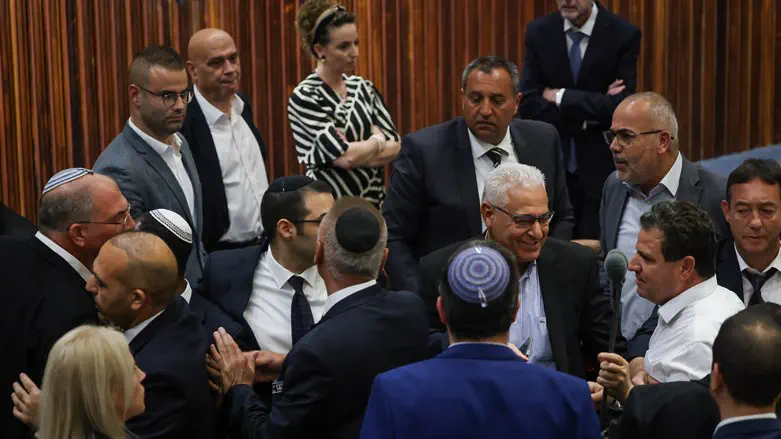 Noam Moshkovitz - Knesset spokesman Right attacks gov't on failed law: 'Bennett experiment is over'