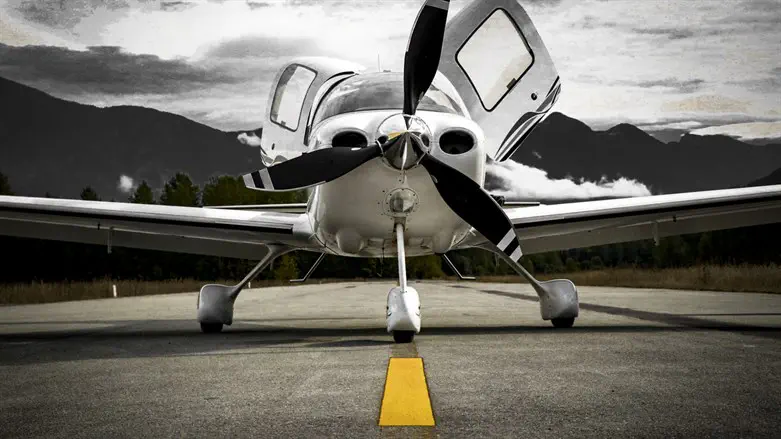 Пилот посадил самолет с открытой кабиной