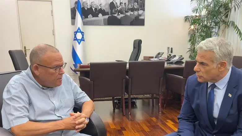 צילום: דוברות לפיד החליף את לוח העבודה המחיק בתמונה