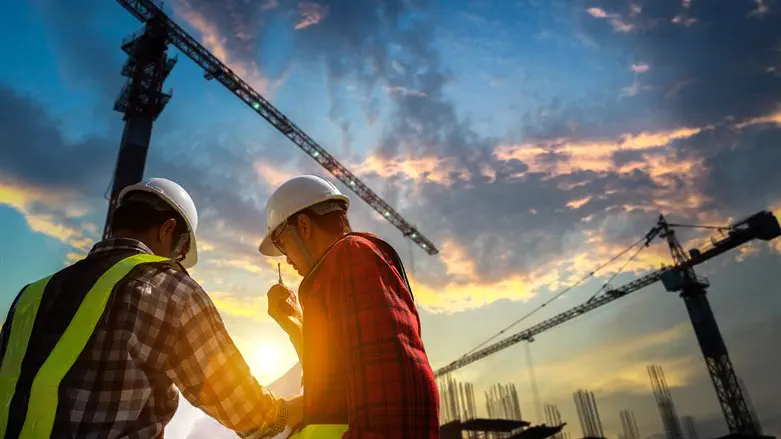 האבסורד המסוכן של פועלי הבניין