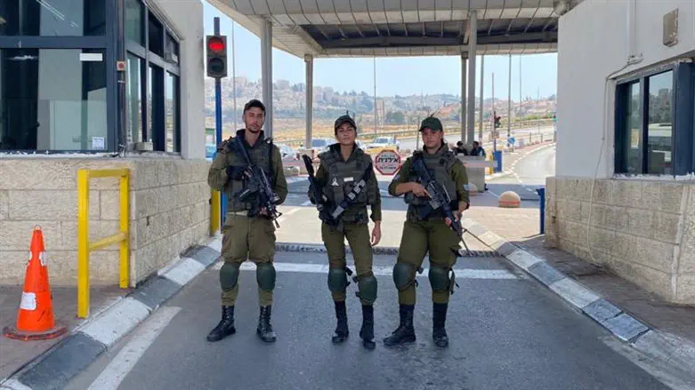 הלוחמים מאחורי חיזמה - המחסום שלא נח לרגע