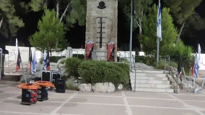 שירת נשים בטקס צבאי, חיילים בני"שים יצאו