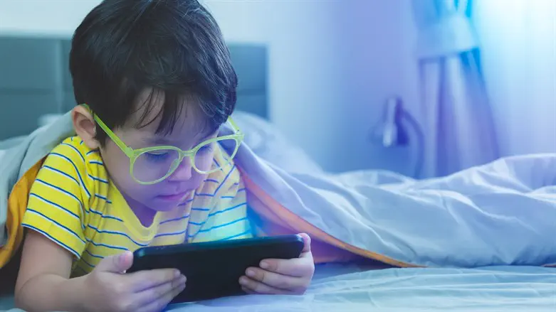 French health experts warn that exposure to screens before age 6 can cause damage to brain