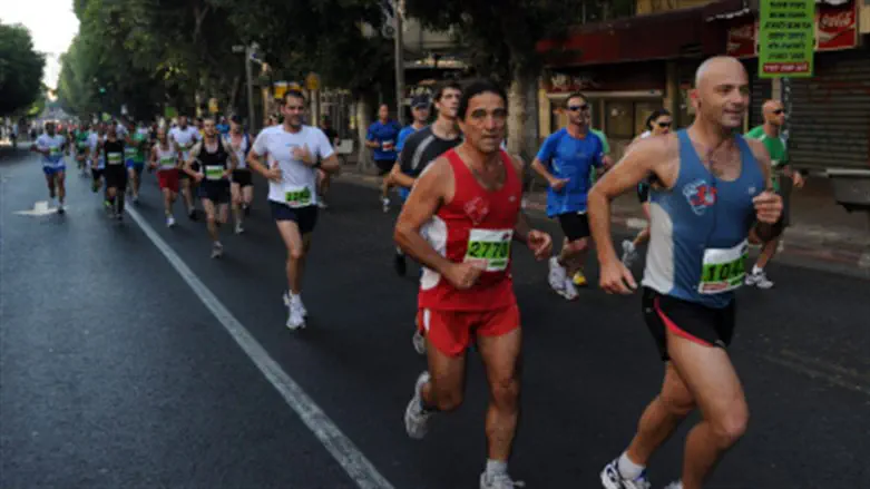 Flash90 Synagogue attack survivor completes half-marathon recovery goal