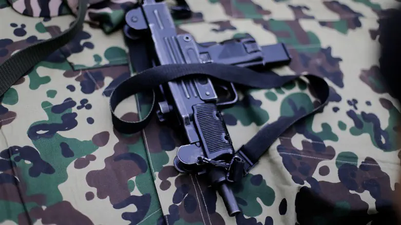 2 suspects arrested after Uzi, ammunition found in vehicle | Israel ...