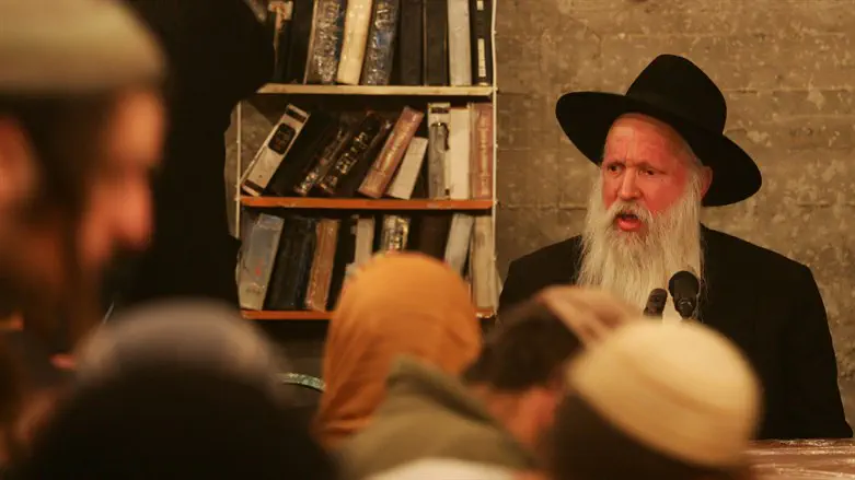 Flash90 Rabbi Ginsburgh's surprising response to screen addiction