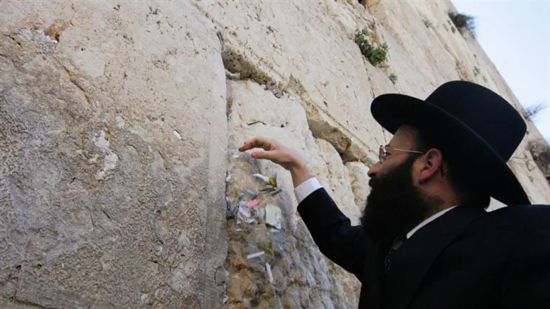 Western Wall Rabbi condemns Iranian fire toward Jerusalem