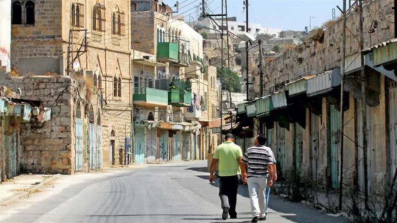 عرض مفاجئ من شيوخ مدينة الخليل