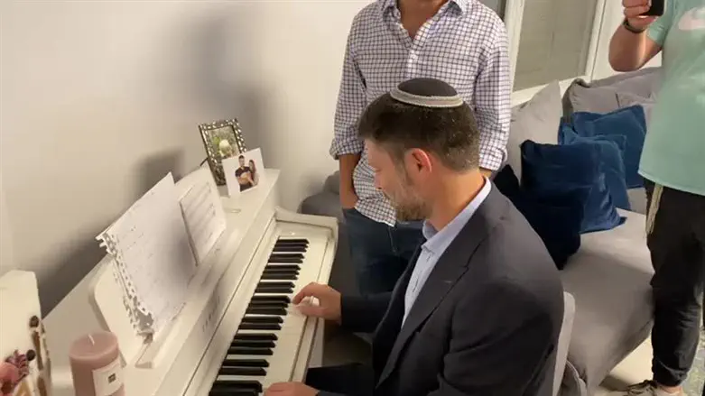Smotrich plays 'Hatikva' on the piano