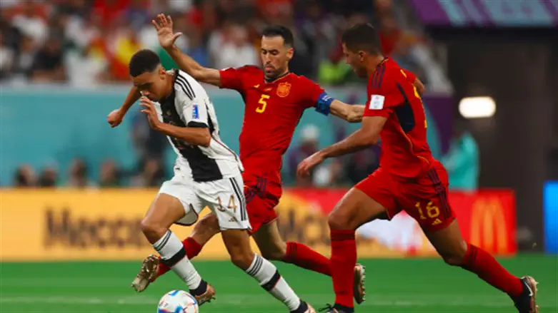 המספר על החולצה מזכיר את סמל האס אס