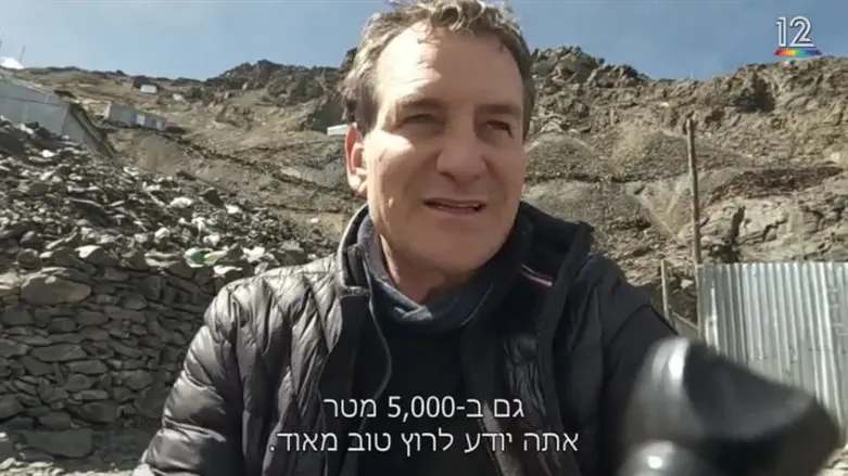 צילום: קשת 12 דני קושמרו בורח מפיצוצי הכורים בפרו