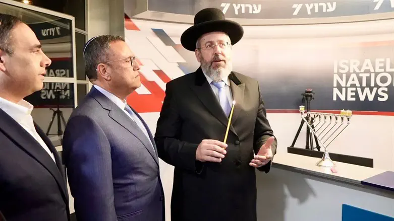 הרב הראשי לישראל דוד לאו וראש העיר ירושלים ליאון קבעו מזוזה והדליקו נר ...