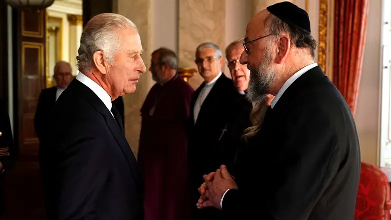 Foreign Secretary clashes with Chief Rabbi over Israel sanctions
