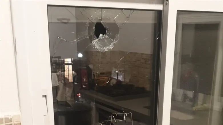 מחבלים ירו לעבר בית ביישוב שקד